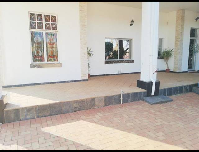 10 BEDROOM HOUSE FOR SALE IN BEZUIDENHOUT VALLEY